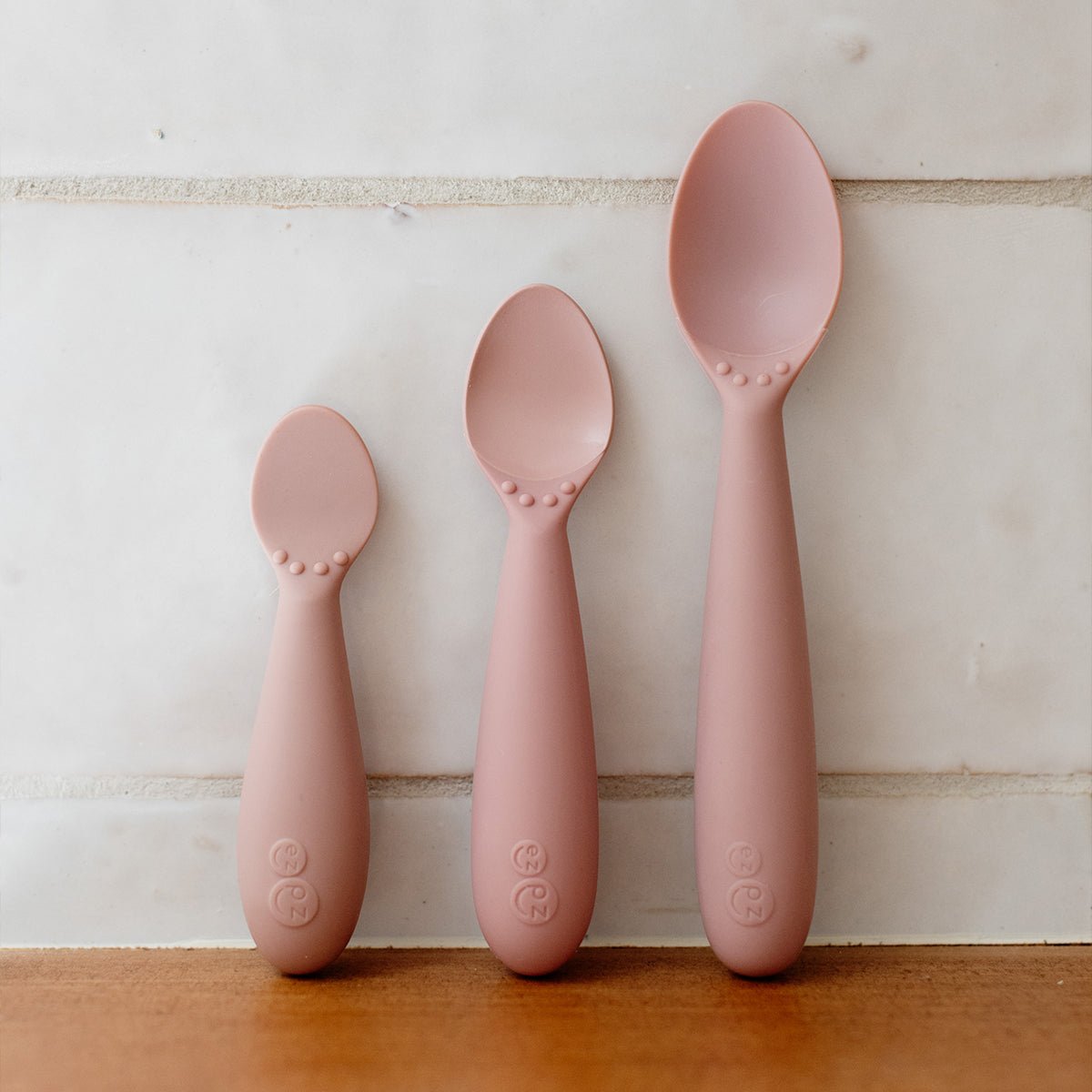 ezpz Developmental Utensil Set in Blush Hip Mommies